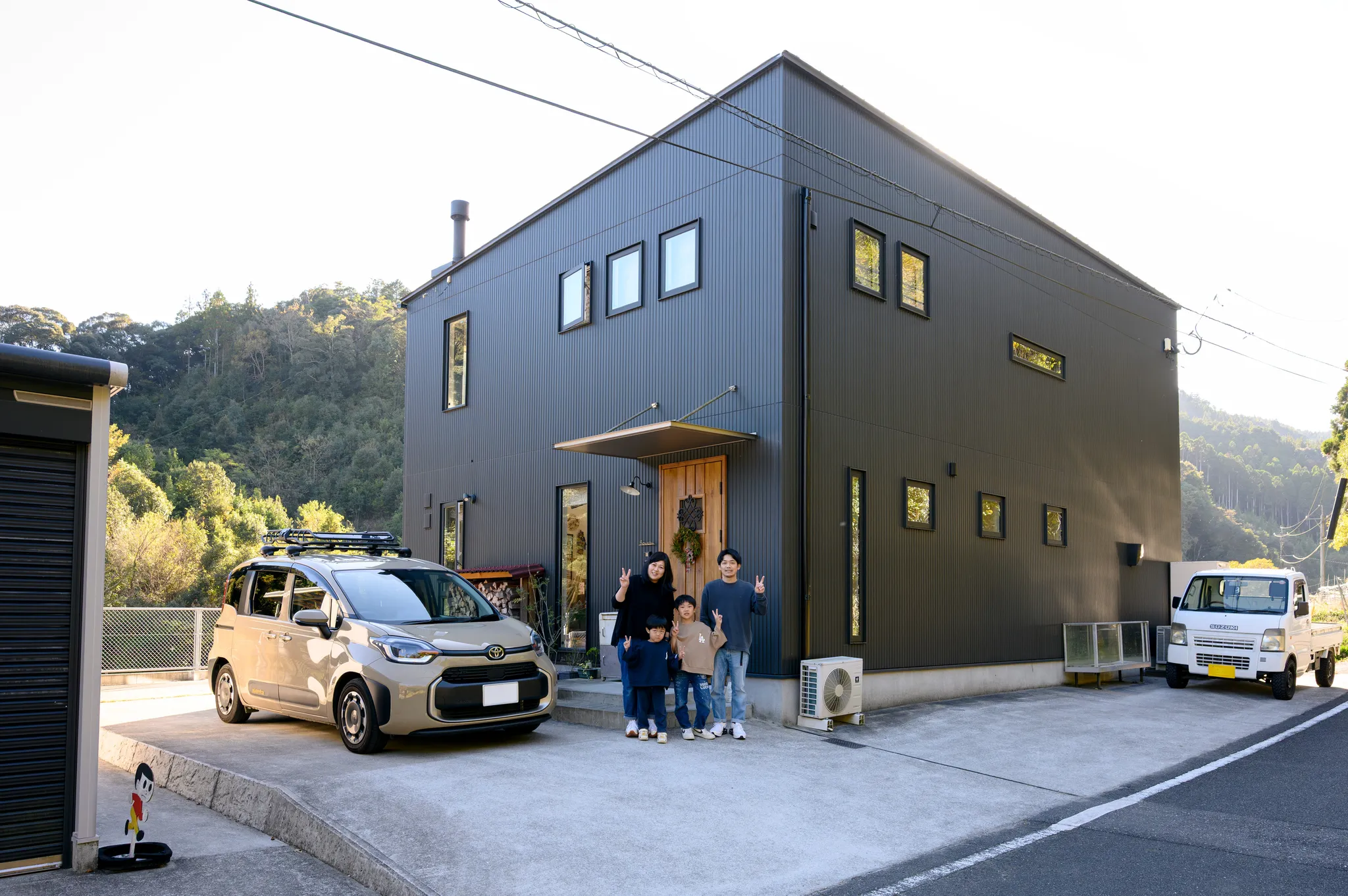 神社や森、田んぼを望むのどかな土地に建つSさま邸の外観