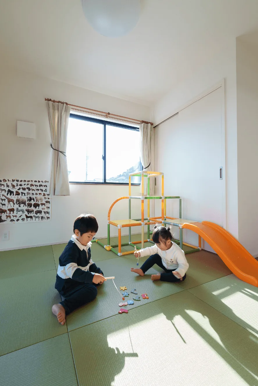 和室で遊ぶお子さんたち